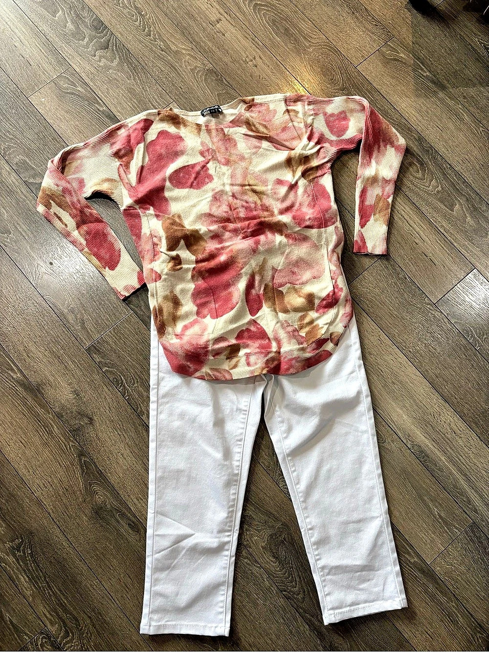Charlie B Floral Long-Sleeve Top & White Pants 20$/2